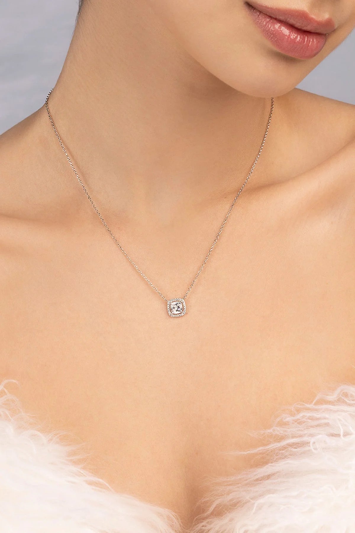 قلادة قابلة للتعديل مع حجر مربع صغير